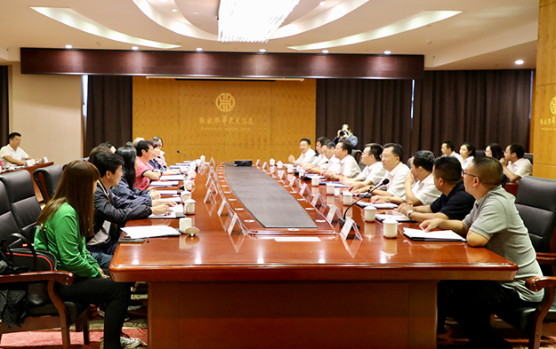 胡國安董事長陪同香港金利豐金融集團主席朱沃裕、總裁朱李月華（朱太）考察張家界